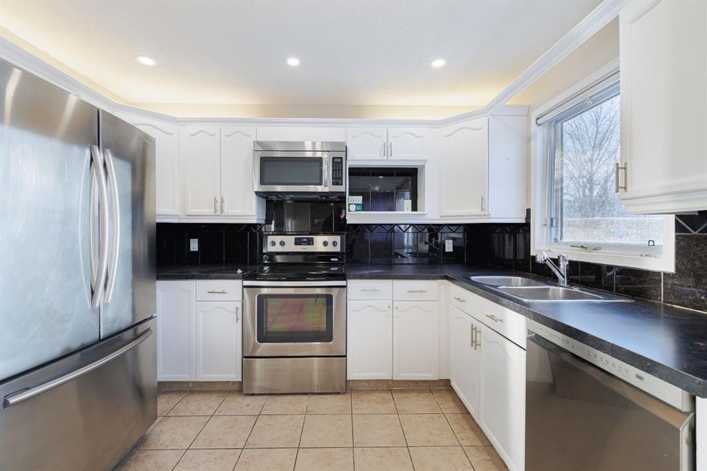44 Macewan Ridge Close Nw, Calgary, AB - Indoor Photo Showing Kitchen With Double Sink
