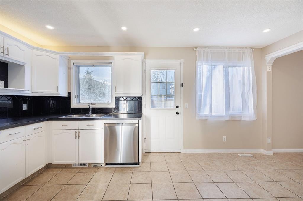44 Macewan Ridge Close Nw, Calgary, AB - Indoor Photo Showing Kitchen With Double Sink