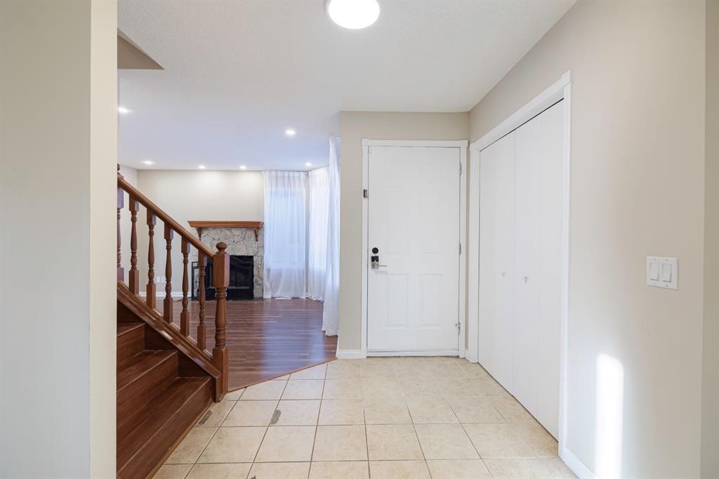 44 Macewan Ridge Close Nw, Calgary, AB - Indoor Photo Showing Other Room