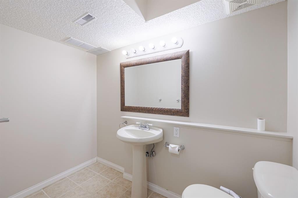 44 Macewan Ridge Close Nw, Calgary, AB - Indoor Photo Showing Bathroom