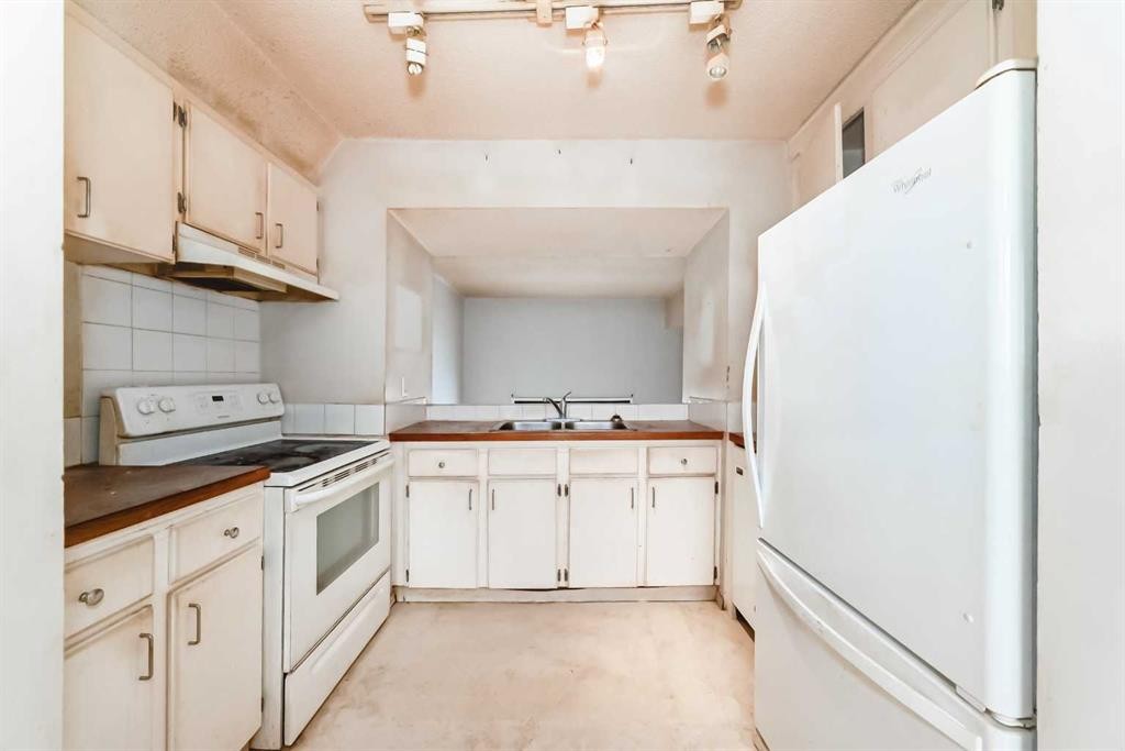 1802-919 38 Street Ne, Calgary, AB - Indoor Photo Showing Kitchen With Double Sink