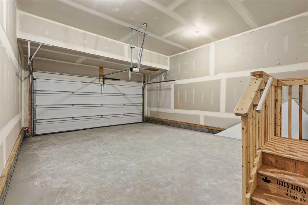170 Herron Way Ne, Calgary, AB - Indoor Photo Showing Garage