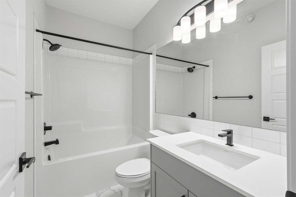 170 Herron Way Ne, Calgary, AB - Indoor Photo Showing Bathroom