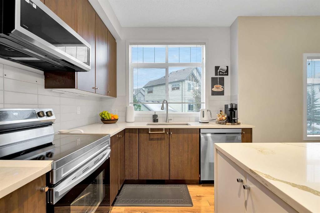 300 Copperstone Cove Se, Calgary, AB - Indoor Photo Showing Kitchen