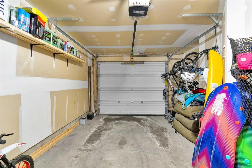 300 Copperstone Cove Se, Calgary, AB - Indoor Photo Showing Garage