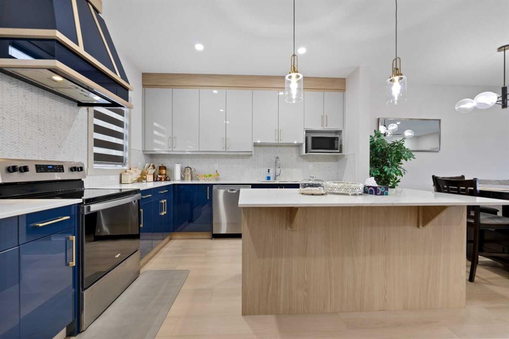 414 Corner Meadows Square Ne, Calgary, AB - Indoor Photo Showing Kitchen With Upgraded Kitchen