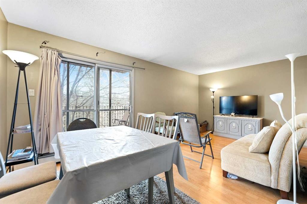 204-4328 4 Street Nw, Calgary, AB - Indoor Photo Showing Living Room