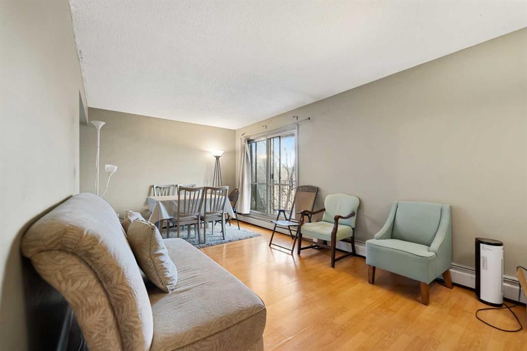 204-4328 4 Street Nw, Calgary, AB - Indoor Photo Showing Living Room