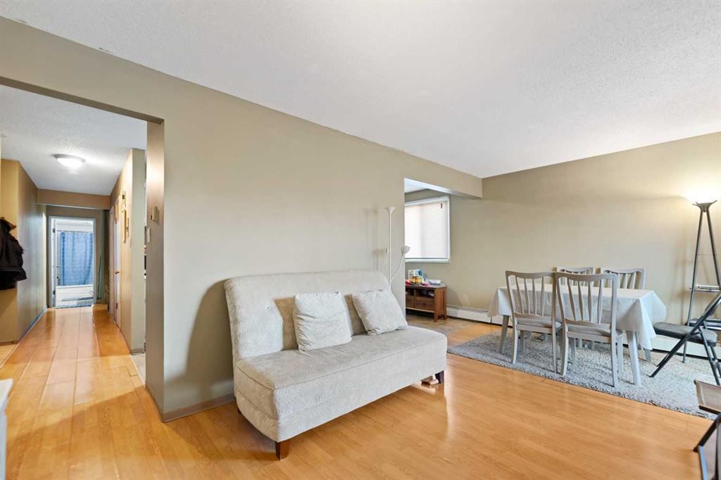 204-4328 4 Street Nw, Calgary, AB - Indoor Photo Showing Living Room