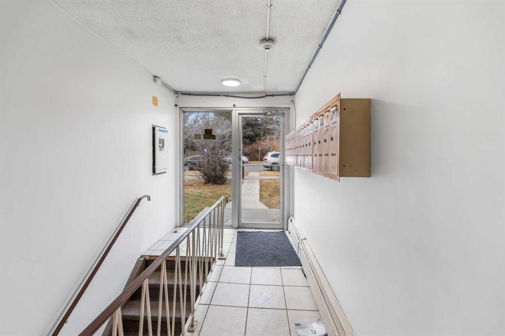 204-4328 4 Street Nw, Calgary, AB - Indoor Photo Showing Other Room