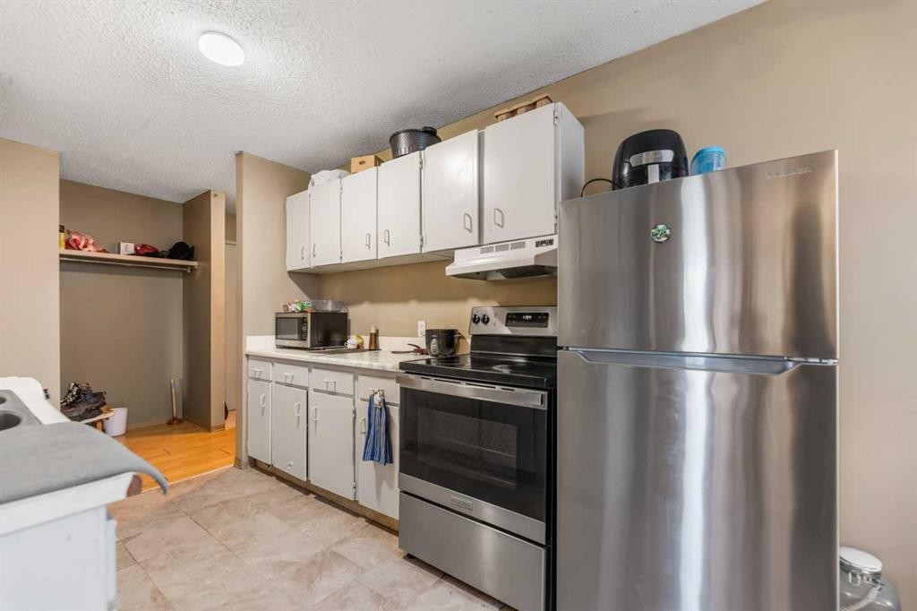 204-4328 4 Street Nw, Calgary, AB - Indoor Photo Showing Kitchen