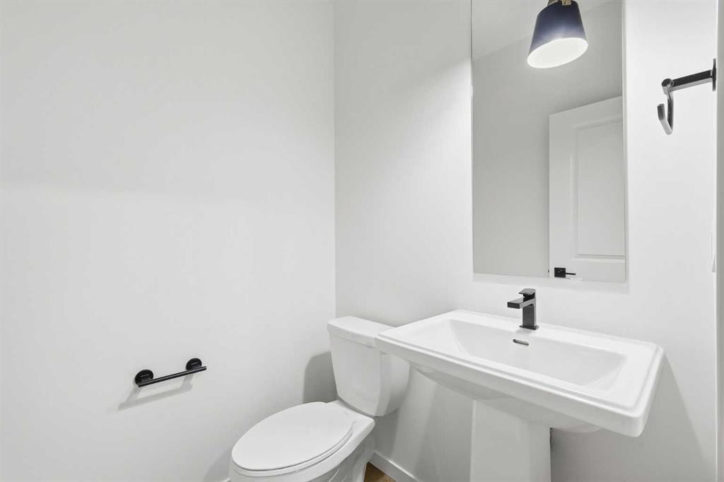 48 Herron Way Ne, Calgary, AB - Indoor Photo Showing Bathroom