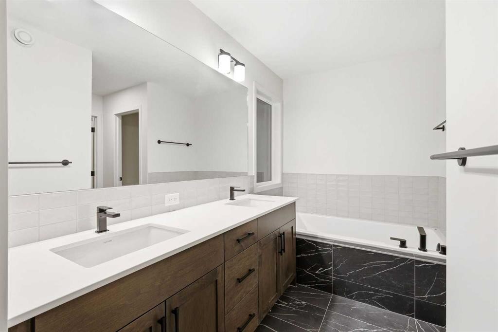 48 Herron Way Ne, Calgary, AB - Indoor Photo Showing Bathroom