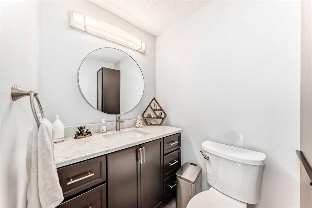 562 New Brighton Drive Se, Calgary, AB - Indoor Photo Showing Bathroom