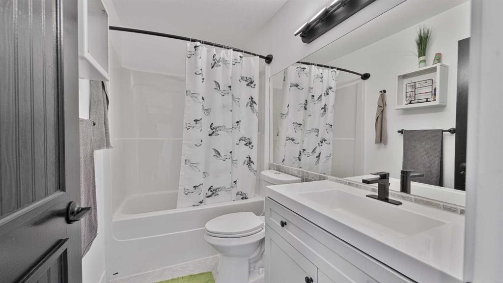 148 Covepark Close Ne, Calgary, AB - Indoor Photo Showing Bathroom