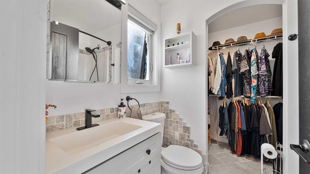 148 Covepark Close Ne, Calgary, AB - Indoor Photo Showing Bathroom