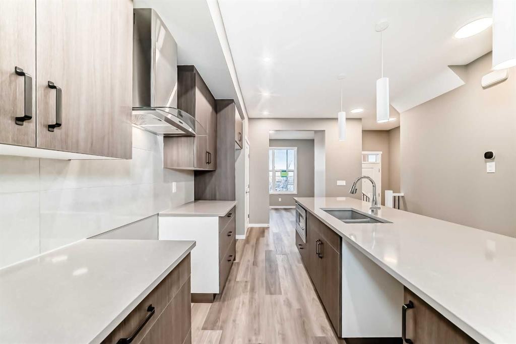 131 Sawgrass Gate Nw, Airdrie, AB - Indoor Photo Showing Kitchen With Double Sink With Upgraded Kitchen