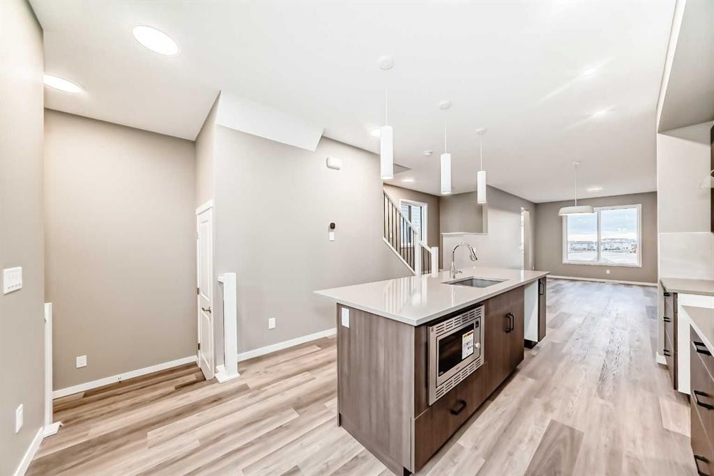 131 Sawgrass Gate Nw, Airdrie, AB - Indoor Photo Showing Kitchen With Upgraded Kitchen