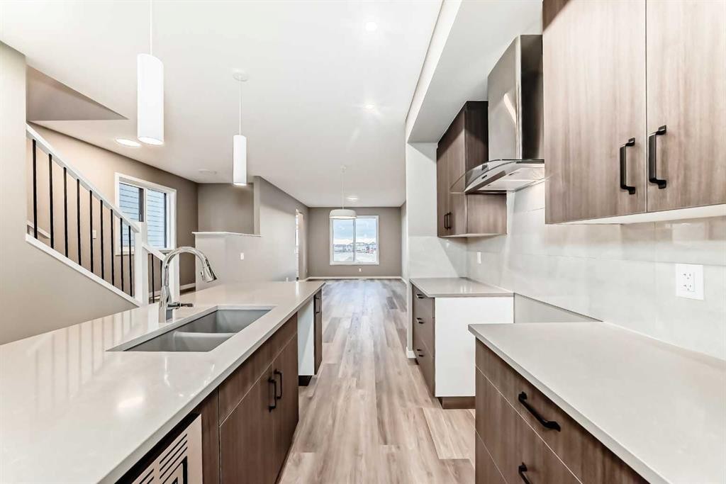 131 Sawgrass Gate Nw, Airdrie, AB - Indoor Photo Showing Kitchen With Double Sink With Upgraded Kitchen