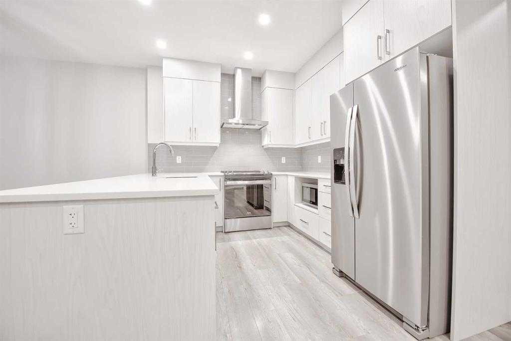 917 Crestridge Common Sw, Calgary, AB - Indoor Photo Showing Kitchen With Stainless Steel Kitchen With Upgraded Kitchen