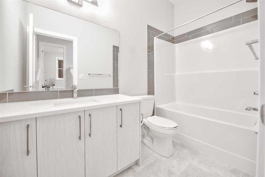 917 Crestridge Common Sw, Calgary, AB - Indoor Photo Showing Bathroom