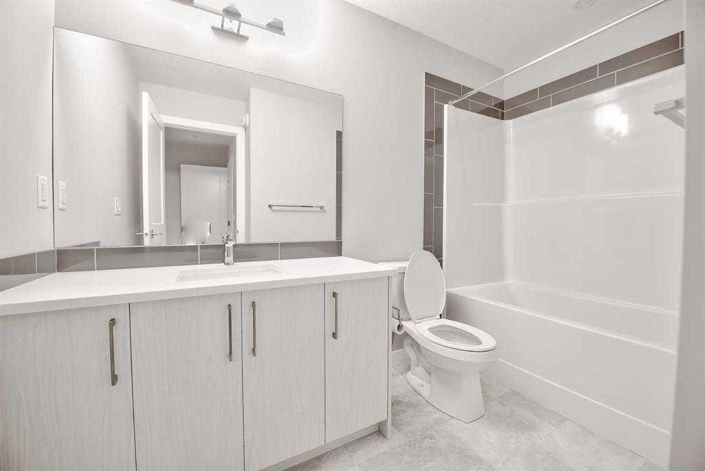917 Crestridge Common Sw, Calgary, AB - Indoor Photo Showing Bathroom