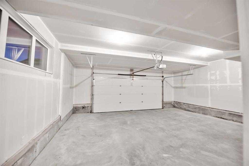 917 Crestridge Common Sw, Calgary, AB - Indoor Photo Showing Garage