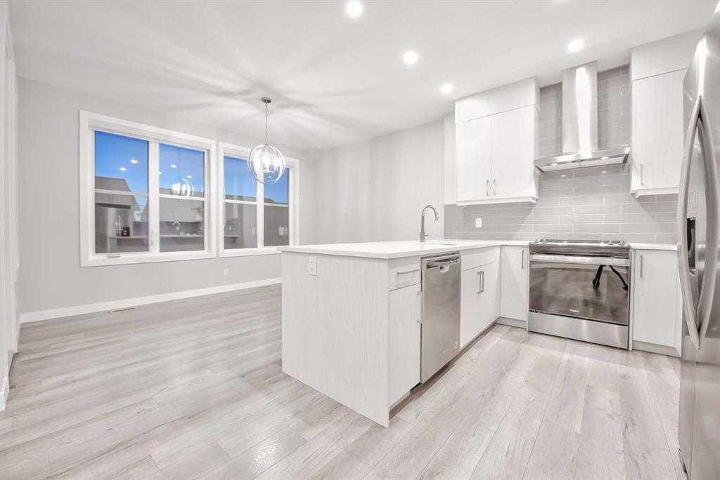 917 Crestridge Common Sw, Calgary, AB - Indoor Photo Showing Kitchen