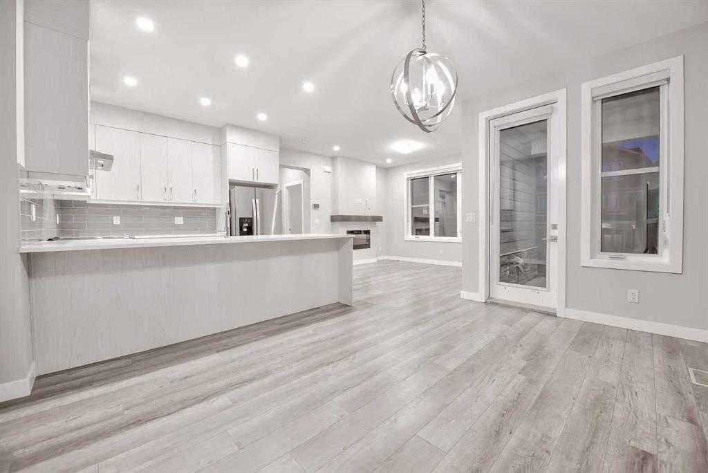 917 Crestridge Common Sw, Calgary, AB - Indoor Photo Showing Kitchen