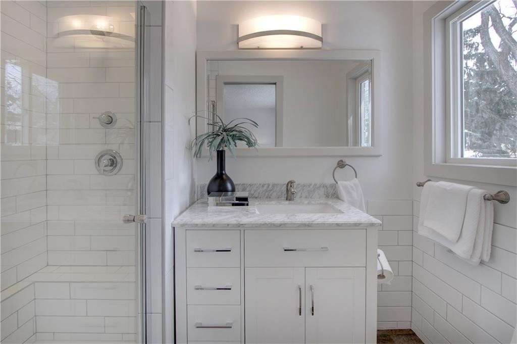 10212 7 Street Sw, Calgary, AB - Indoor Photo Showing Bathroom