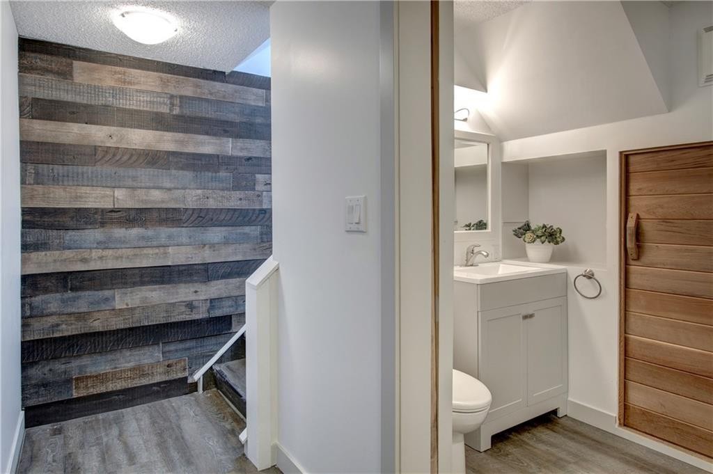 10212 7 Street Sw, Calgary, AB - Indoor Photo Showing Bathroom