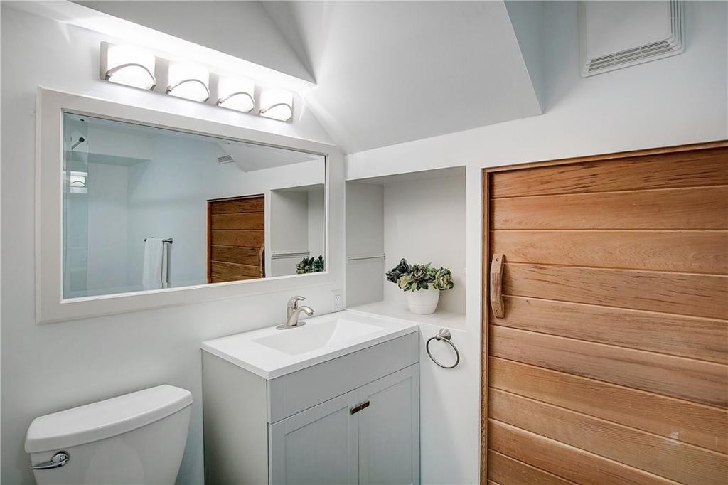 10212 7 Street Sw, Calgary, AB - Indoor Photo Showing Bathroom