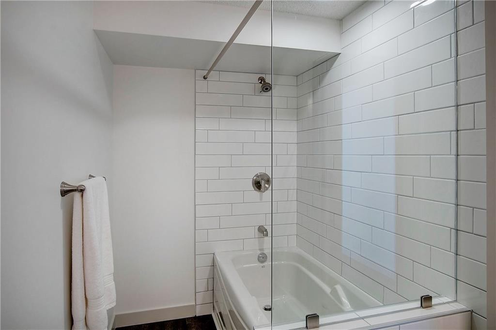 10212 7 Street Sw, Calgary, AB - Indoor Photo Showing Bathroom