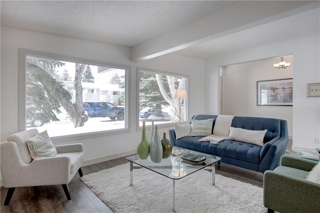 10212 7 Street Sw, Calgary, AB - Indoor Photo Showing Living Room