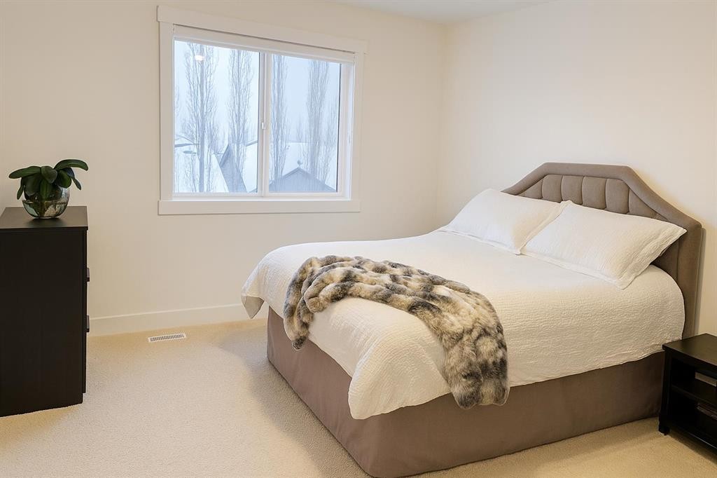 447 Tuscany Ridge Heights Nw, Calgary, AB - Indoor Photo Showing Bedroom