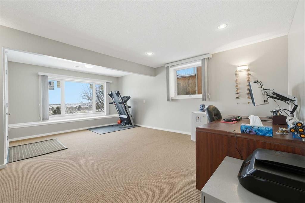 62 Hampstead Gardens Nw, Calgary, AB - Indoor Photo Showing Gym Room