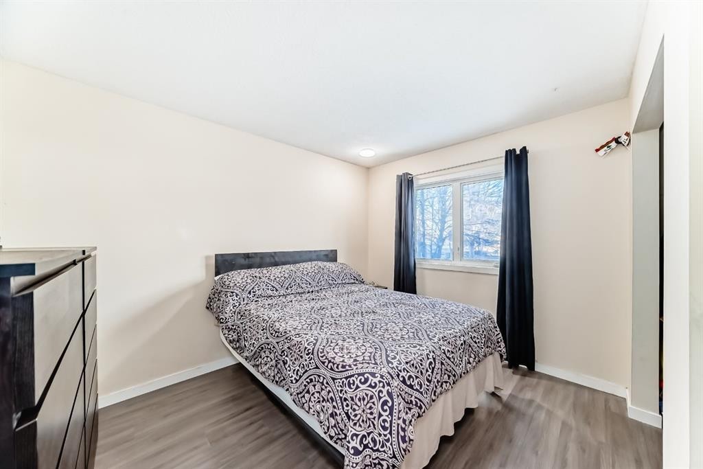 3221 32A Avenue Se, Calgary, AB - Indoor Photo Showing Bedroom