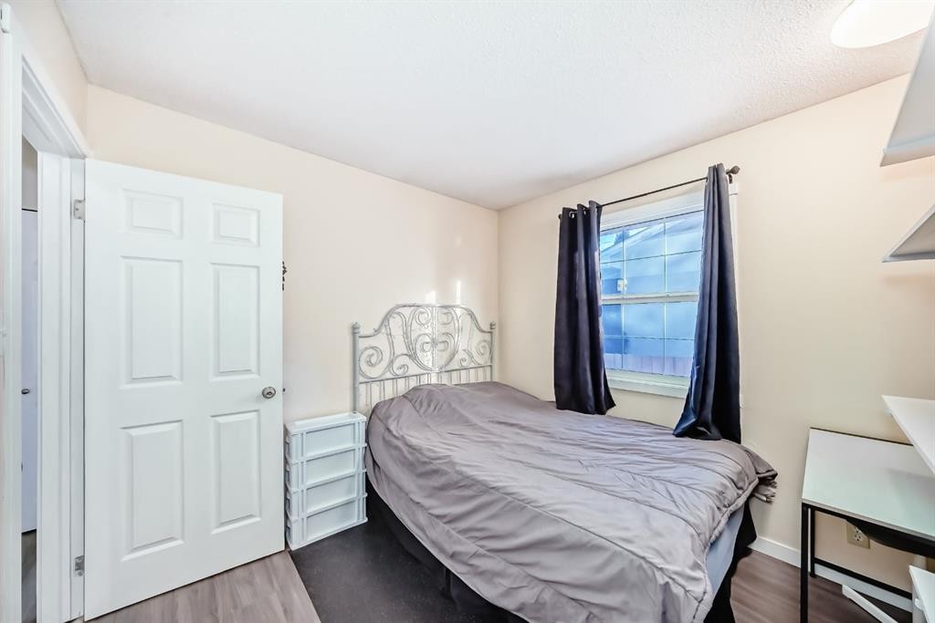 3221 32A Avenue Se, Calgary, AB - Indoor Photo Showing Bedroom