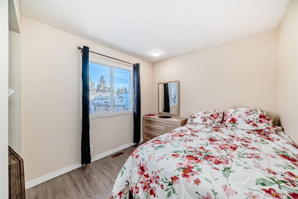 3221 32A Avenue Se, Calgary, AB - Indoor Photo Showing Bedroom