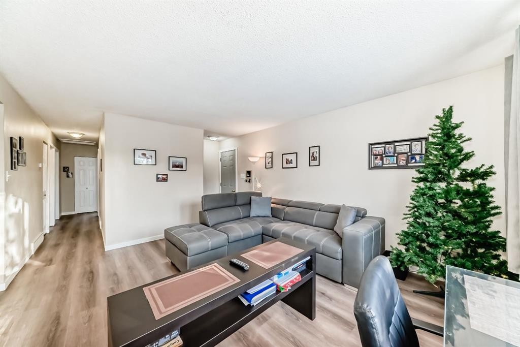 3221 32A Avenue Se, Calgary, AB - Indoor Photo Showing Living Room