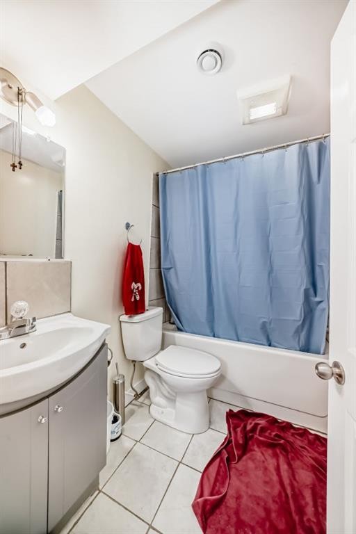 3221 32A Avenue Se, Calgary, AB - Indoor Photo Showing Bathroom