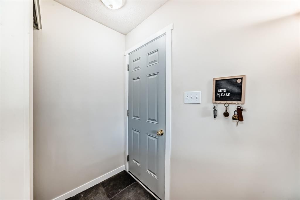 3221 32A Avenue Se, Calgary, AB - Indoor Photo Showing Other Room