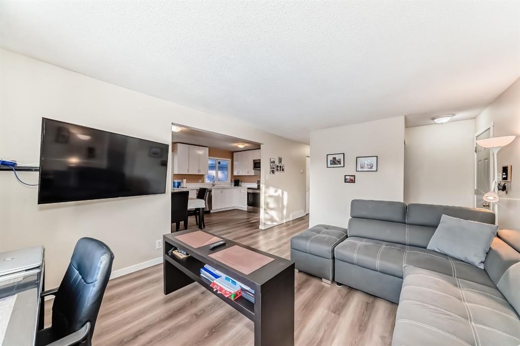 3221 32A Avenue Se, Calgary, AB - Indoor Photo Showing Living Room
