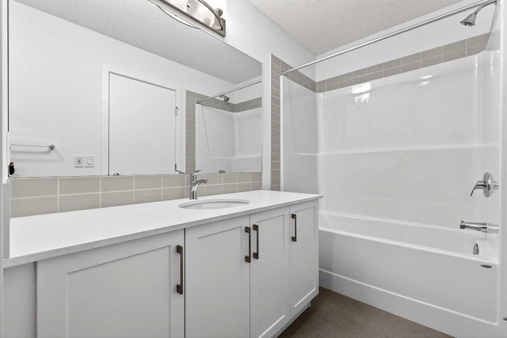 199 Corner Glen Crescent Ne, Calgary, AB - Indoor Photo Showing Bathroom