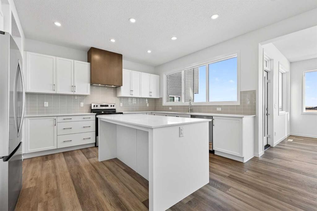 199 Corner Glen Crescent Ne, Calgary, AB - Indoor Photo Showing Kitchen With Upgraded Kitchen
