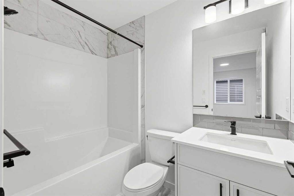 355 Herron Landing Ne, Calgary, AB - Indoor Photo Showing Bathroom
