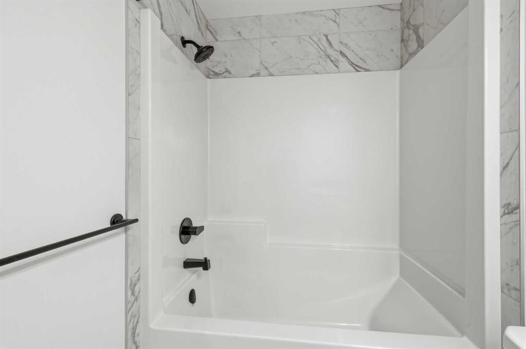 355 Herron Landing Ne, Calgary, AB - Indoor Photo Showing Bathroom