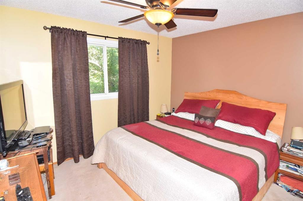 6151 Penworth Road Se, Calgary, AB - Indoor Photo Showing Bedroom