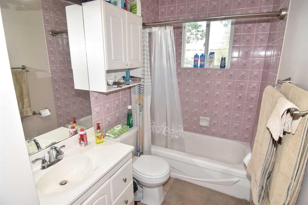 6151 Penworth Road Se, Calgary, AB - Indoor Photo Showing Bathroom
