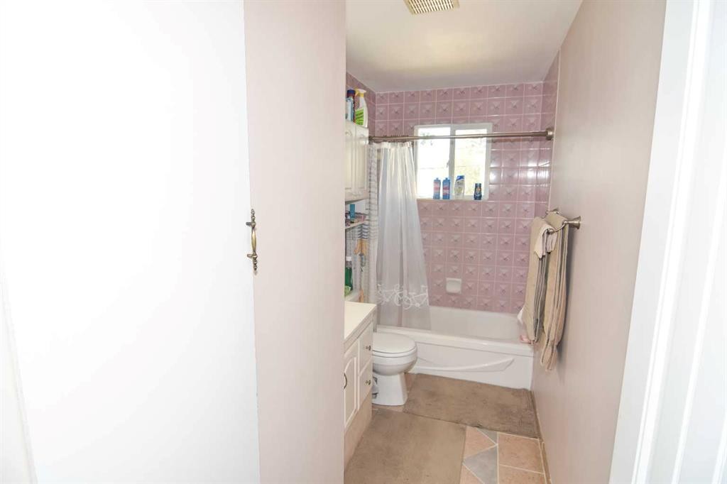 6151 Penworth Road Se, Calgary, AB - Indoor Photo Showing Bathroom